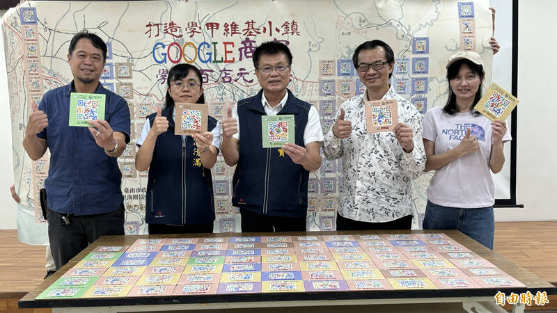學甲公所發表600面學甲彩碼瓷牌上線,區長張明寶(中)、學甲商圈理事長陳俊安(右二)宣布全台第一座彩色QR Code小鎮建置完成。(記者楊金城攝) 學甲公所發表600面學甲彩碼瓷牌上線,區長張明寶(中)、學甲商圈理事長陳俊安(右二)宣布全台第一座彩色QR Code小鎮建置完成。(記者楊金城攝)
