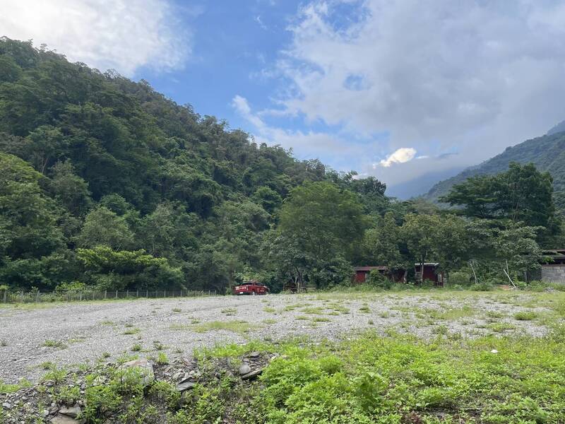 屏縣海神宮位三地門鄉青山部落一帶,消防車前往現場支援搶救。(讀者提供) 屏縣海神宮位三地門鄉青山部落一帶,消防車前往現場支援搶救。(讀者提供)