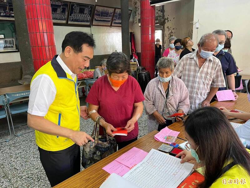 南投縣4大鄉鎮市重陽敬老禮金發放,竹山鎮改成匯款破9成居冠,可避免老人家長時間排隊等候。(記者劉濱銓攝) 南投縣4大鄉鎮市重陽敬老禮金發放,竹山鎮改成匯款破9成居冠,可避免老人家長時間排隊等候。(記者劉濱銓攝)