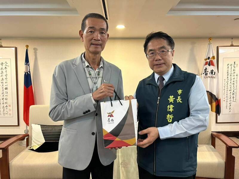 北港朝天宮董事長蔡咏鍀9日下午率廟方人員拜會台南市長黃偉哲,促成這次南巡。(翻攝臉書) 北港朝天宮董事長蔡咏鍀9日下午率廟方人員拜會台南市長黃偉哲,促成這次南巡。(翻攝臉書)