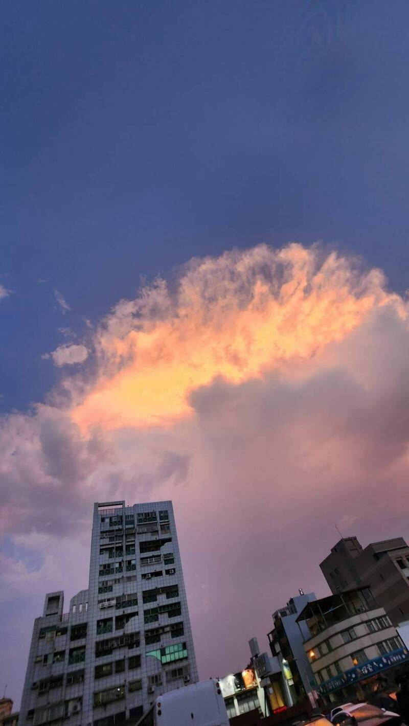 地震前,彰化天空出現「火鳳凰」雲朵。(民眾提供) 地震前,彰化天空出現「火鳳凰」雲朵。(民眾提供)