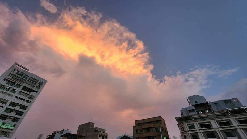 地震前,彰化市今晚6點52分出現「火鳳凰」雲朵。(民眾提供) 地震前,彰化市今晚6點52分出現「火鳳凰」雲朵。(民眾提供)