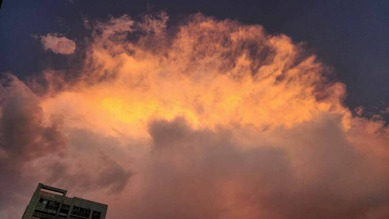雲層中央突現火光般橘紅色彩,景象很美,不久後即發生有感地震。(民眾提供) 雲層中央突現火光般橘紅色彩,景象很美,不久後即發生有感地震。(民眾提供)