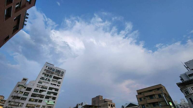 「火鳳凰」奇景出現短暫,消失後天空又有往常。(民眾提供) 「火鳳凰」奇景出現短暫,消失後天空又有往常。(民眾提供)