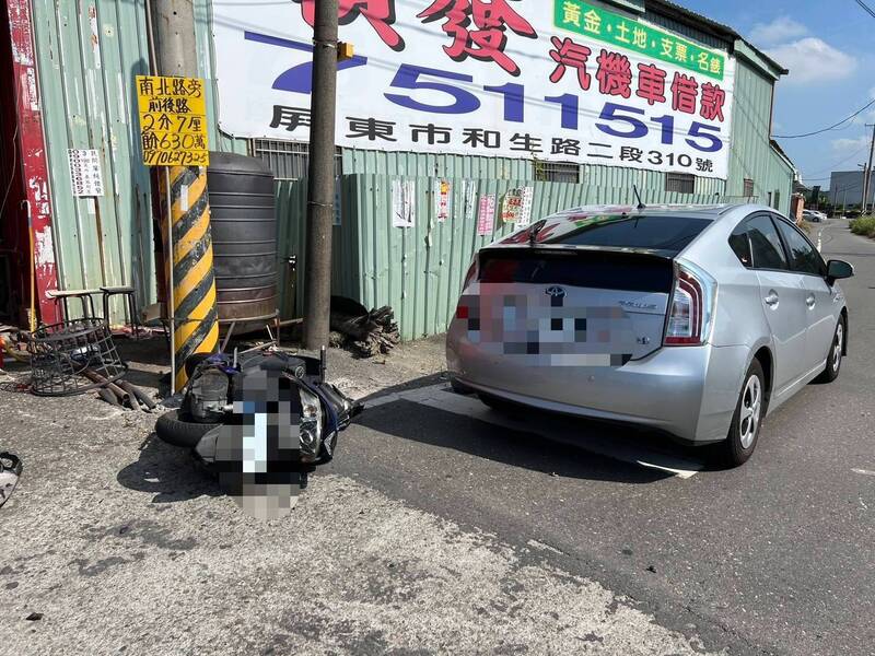 萬丹鄉大昌路與大圳路口發生一起嚴重交通事故，機車倒地。（警方提供）