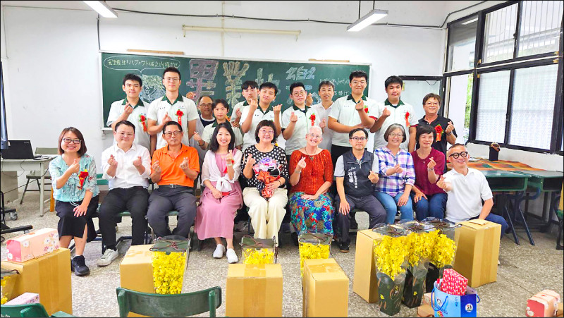 同濟中學日前舉行畢業典禮，校長高作屏（前排左五）等6名教職員期末將與學生、學校一起「畢業」。（同濟中學提供）