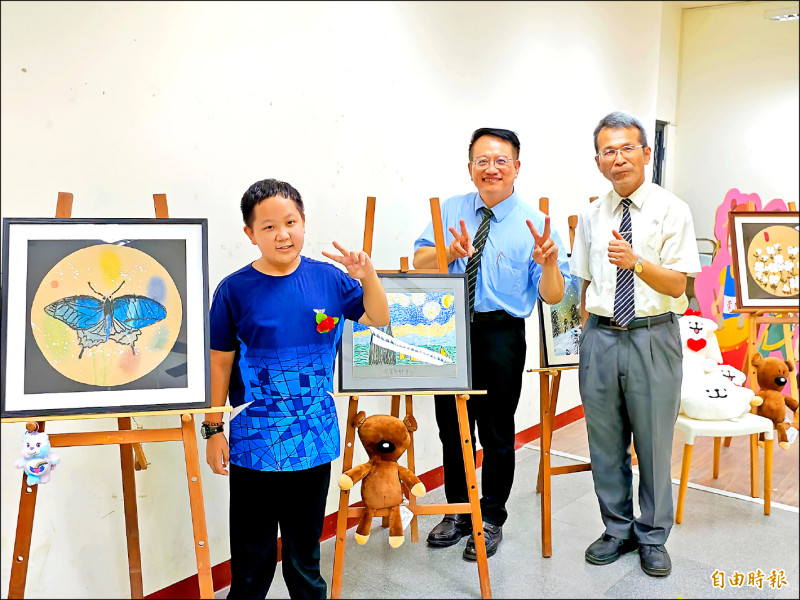 陳星諺勇敢與病魔對抗，獲得台南市總統教育獎，校方協助舉辦畫展。（記者吳俊鋒攝）