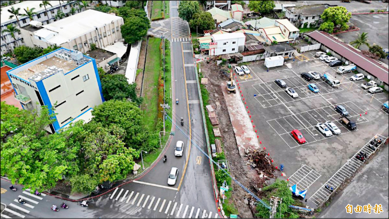 方便台積電高雄廠車輛銜接國一,高楠公路一○○三巷便道工程(圖中)開工,未來將拓寬為卅公尺。(記者葛祐豪攝) 方便台積電高雄廠車輛銜接國一,高楠公路一○○三巷便道工程(圖中)開工,未來將拓寬為卅公尺。(記者葛祐豪攝)