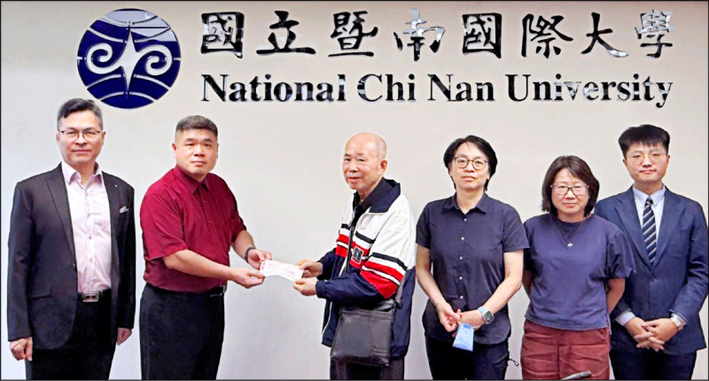 暨大資工系教授陳依蓉因病去世,其父陳信雄(左三)特別捐贈200萬元成立獎學金,延續愛女對學生的關懷,並由暨大主秘古明哲(左二)代表接受。(暨大提供) 暨大資工系教授陳依蓉因病去世,其父陳信雄(左三)特別捐贈200萬元成立獎學金,延續愛女對學生的關懷,並由暨大主秘古明哲(左二)代表接受。(暨大提供)