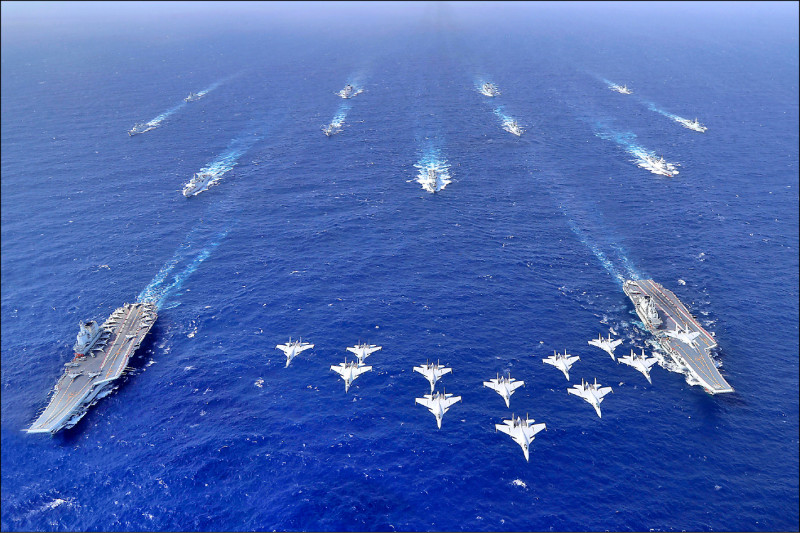日本防衛省指出,由中國遼寧號和山東號兩艘航空母艦組成的編隊,首次同時在太平洋海域活動,遼寧號更首次跨入「第二島鏈」東側海域進行艦載機起降訓練。圖為遼寧號和山東號去年10月在南海首度舉行雙航艦編隊演習。(美聯社檔案照) 日本防衛省指出,由中國遼寧號和山東號兩艘航空母艦組成的編隊,首次同時在太平洋海域活動,遼寧號更首次跨入「第二島鏈」東側海域進行艦載機起降訓練。圖為遼寧號和山東號去年10月在南海首度舉行雙航艦編隊演習。(美聯社檔案照)