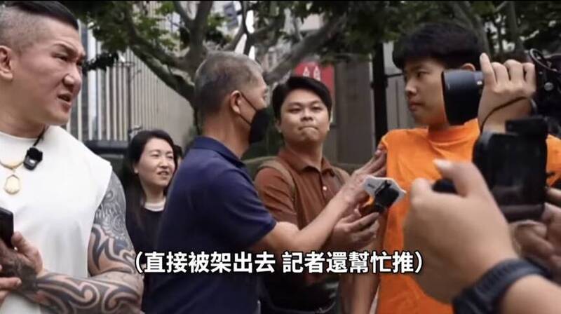 該名路人隨即被架出去。(圖翻攝自Threads) 該名路人隨即被架出去。(圖翻攝自Threads)