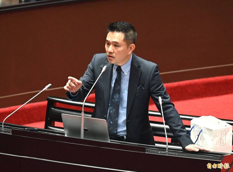 國民黨立委陳以信(見圖)在立院指民進黨立委王定宇「大嘴巴」,應設置「大嘴巴條款」,被王求償200萬,高院判陳免賠。(資料照) 國民黨立委陳以信(見圖)在立院指民進黨立委王定宇「大嘴巴」,應設置「大嘴巴條款」,被王求償200萬,高院判陳免賠。(資料照)