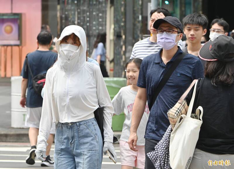 今天(11日)一早,中央氣象署已發布內湖區、松山區及信義區為黃色燈號,會持續高溫炎熱,請民眾多加留意。(資料照) 今天(11日)一早,中央氣象署已發布內湖區、松山區及信義區為黃色燈號,會持續高溫炎熱,請民眾多加留意。(資料照)