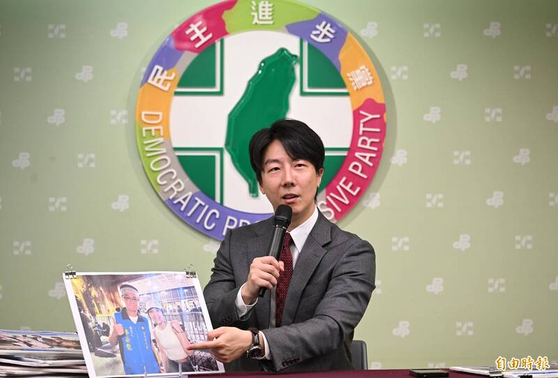 民進黨發言人吳崢11日召開「認知作戰中共出手?藍白紅統一條龍」記者會。(記者張嘉明攝) 民進黨發言人吳崢11日召開「認知作戰中共出手?藍白紅統一條龍」記者會。(記者張嘉明攝)