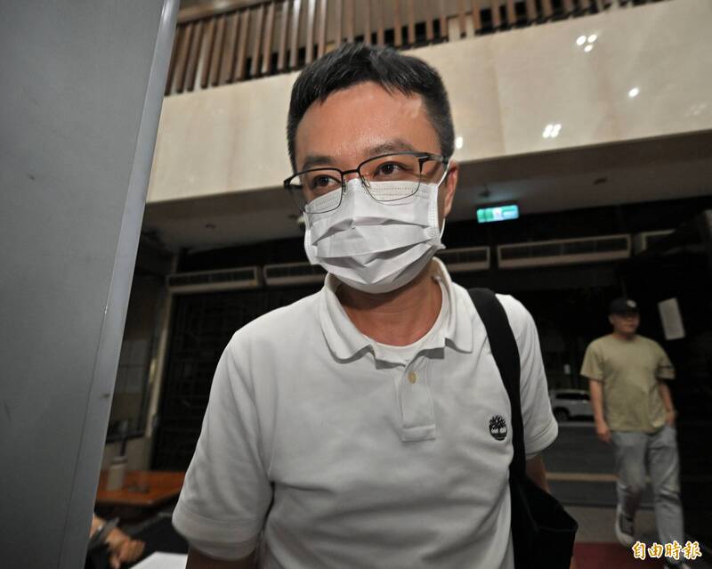 國民黨台北市議員林欣儀的助理林岳龍涉及共諜案,被檢方諭令10萬元交保,限制出境出海。(記者塗建榮攝) 國民黨台北市議員林欣儀的助理林岳龍涉及共諜案,被檢方諭令10萬元交保,限制出境出海。(記者塗建榮攝)