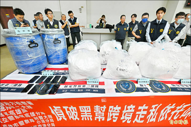 橋頭地檢署昨宣布偵破全台最大宗喪屍煙毒走私,總重達三百公斤,黑市價格約七十五億元,此案獲選行政院第十二波安居緝毒專案記者會。(記者田裕華攝) 橋頭地檢署昨宣布偵破全台最大宗喪屍煙毒走私,總重達三百公斤,黑市價格約七十五億元,此案獲選行政院第十二波安居緝毒專案記者會。(記者田裕華攝)