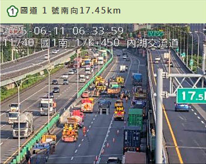 國1南向17.9K內湖路段,凌晨3點多發生1輛聯結車翻覆。(圖擷取自高公局) 國1南向17.9K內湖路段,凌晨3點多發生1輛聯結車翻覆。(圖擷取自高公局)