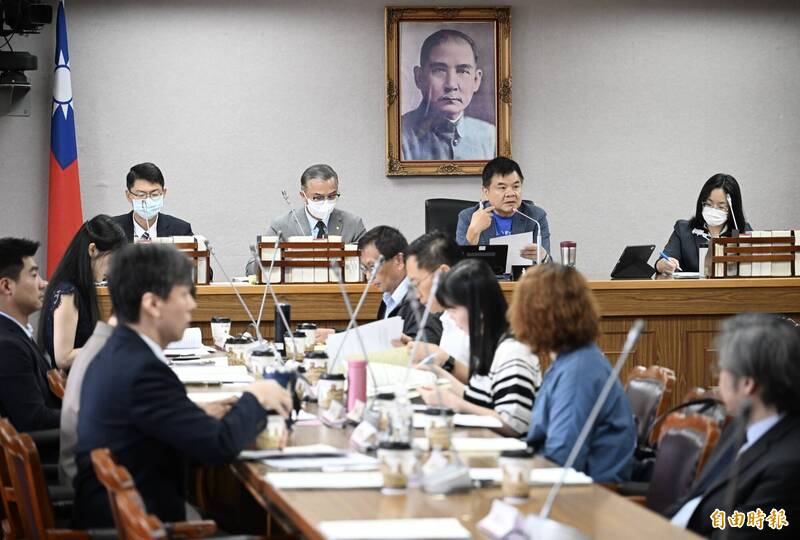 立法院司法及法制委員會11日舉行「法院組織法有關司法公開透明修正立法之探討」公聽會,立委莊瑞雄主持會議。(記者羅沛德攝) 立法院司法及法制委員會11日舉行「法院組織法有關司法公開透明修正立法之探討」公聽會,立委莊瑞雄主持會議。(記者羅沛德攝)