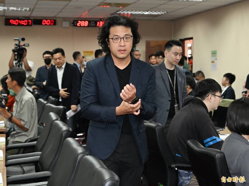 民進黨立委沈伯洋近日因其父親在大陸做生意等事,成為輿論檢討目標。對此,沈伯洋11日於立院受訪時表示,這是國民黨為了轉移大罷免的焦點。(記者羅沛德攝) 民進黨立委沈伯洋近日因其父親在大陸做生意等事,成為輿論檢討目標。對此,沈伯洋11日於立院受訪時表示,這是國民黨為了轉移大罷免的焦點。(記者羅沛德攝)