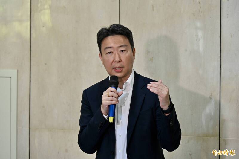 交通部長陳世凱今(11)日下午召開記者會,宣布包括新任高鐵董事長及觀光署長在內的新任人事。(記者叢昌瑾攝) 交通部長陳世凱今(11)日下午召開記者會,宣布包括新任高鐵董事長及觀光署長在內的新任人事。(記者叢昌瑾攝)
