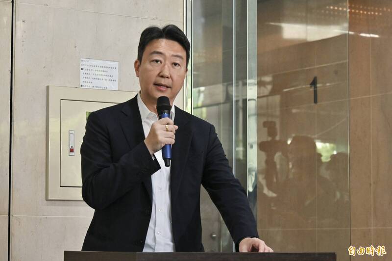 交通部長陳世凱今(11)日下午召開記者會,宣布包括新任高鐵董事長及觀光署長在內的新任人事。(記者叢昌瑾攝) 交通部長陳世凱今(11)日下午召開記者會,宣布包括新任高鐵董事長及觀光署長在內的新任人事。(記者叢昌瑾攝)