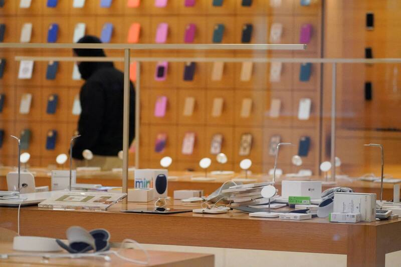畫面曝光!洛杉磯動亂 蘋果、愛迪達商店慘遭洗劫 畫面曝光!洛杉磯動亂 蘋果、愛迪達商店慘遭洗劫