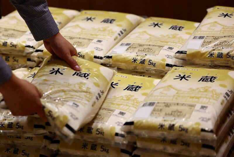 日本米價高漲,島根縣濱田市將向2.5萬戶家庭發放2000日圓買米折扣券。(路透) 日本米價高漲,島根縣濱田市將向2.5萬戶家庭發放2000日圓買米折扣券。(路透)
