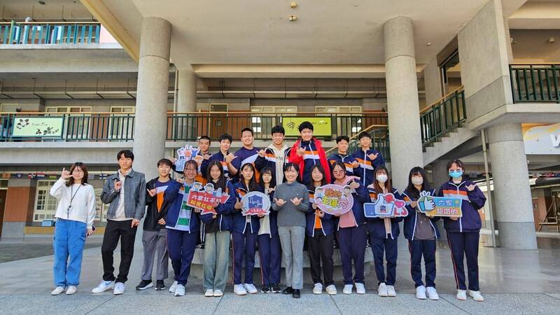 114學年度大學個人申請錄取結果今日揭曉，新竹縣立六家高中共有143名學生錄取心目中的理想科系，其中錄取國立大學者共計63人，成果亮眼。（圖由六家高中提供）