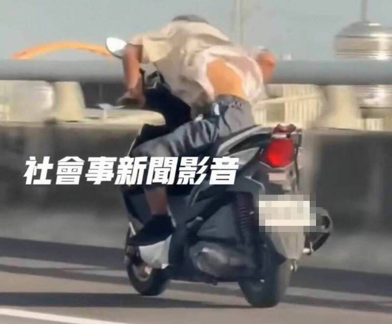 詭異！男沒戴安全帽騎機車狂飆國道 全身扭動表情猙獰