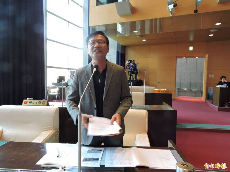 民進黨中市議會黨團總召王立任表示，本週六與高雄Wecare罷韓志工團大集結站路口（記者蘇金鳳攝）
