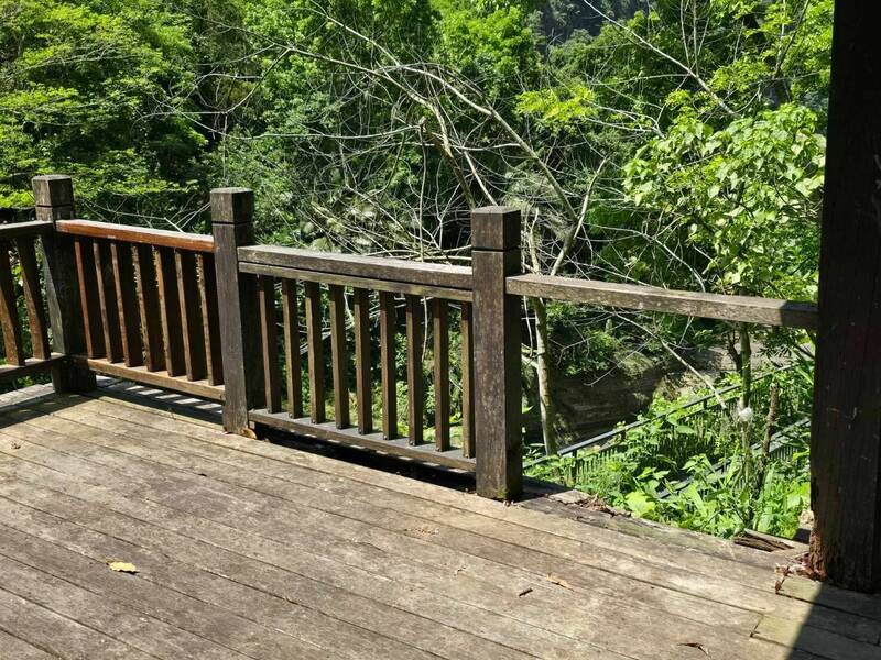 古坑草嶺萬年峽谷觀景涼亭木造欄杆腐壞嚴重。（民眾提供）