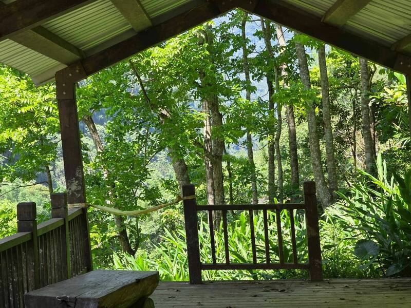 古坑草嶺萬年峽谷觀景涼亭木造欄杆腐壞嚴重。（民眾提供）