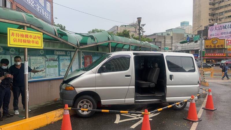 黃姓男子載學員前往中壢監理站考照後,不慎撞該站的停車場遮雨棚支柱。(記者李容萍翻攝) 黃姓男子載學員前往中壢監理站考照後,不慎撞該站的停車場遮雨棚支柱。(記者李容萍翻攝)