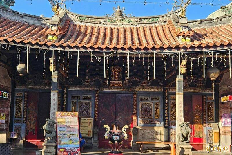 鹿港城隍廟平日下午5點就關廟門，假日延長到7點，原因是請不到人。（記者劉曉欣攝）