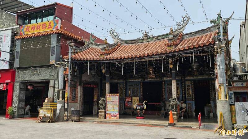 鹿港城隍廟是彰化縣的縣定古蹟，也在鹿港中山路的鬧區。（記者劉曉欣攝）