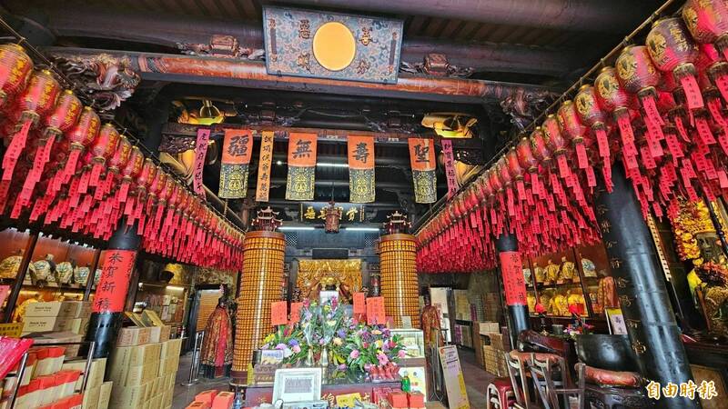 彰化縣鹿港鎮城隍廟歷史悠久，香火鼎盛。（記者劉曉欣攝）