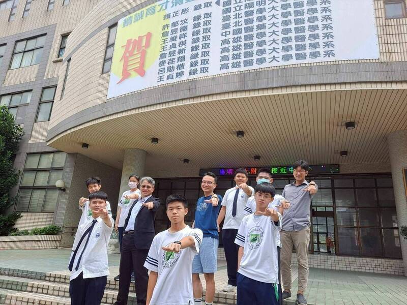 竹北高中校長陳瑞榮(著西裝)、數理班導師侯杰材及AI競賽指導老師陳顗元祝賀攻頂學生金榜題名。(竹北高中提供) 竹北高中校長陳瑞榮(著西裝)、數理班導師侯杰材及AI競賽指導老師陳顗元祝賀攻頂學生金榜題名。(竹北高中提供)