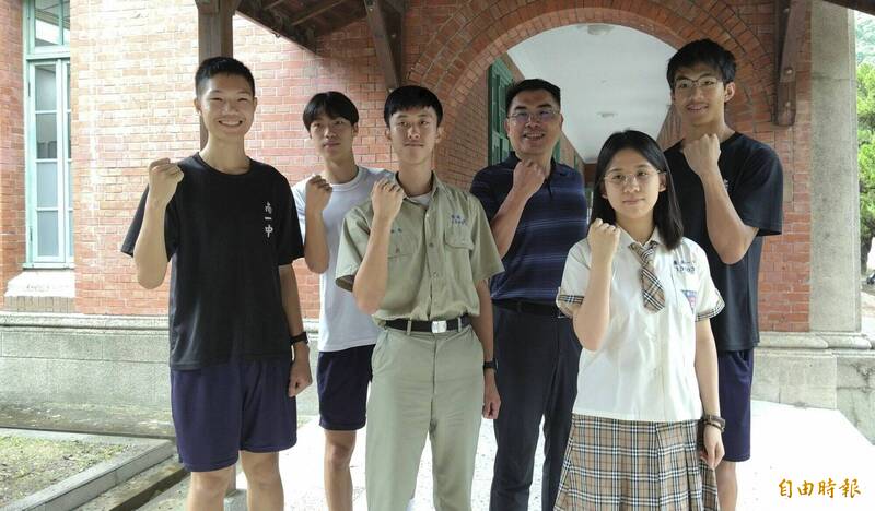 台南一中應屆畢業生表現亮眼,林家禾(左起)、黃敬宸、蔡承恩、校長廖財固、林信妤、鄭瀚合照。(記者洪瑞琴攝) 台南一中應屆畢業生表現亮眼,林家禾(左起)、黃敬宸、蔡承恩、校長廖財固、林信妤、鄭瀚合照。(記者洪瑞琴攝)