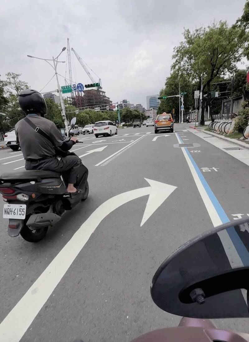 民權東路外側車道,交工處目前已將雙白線塗銷改為非右轉專用道。(交工處提供) 民權東路外側車道,交工處目前已將雙白線塗銷改為非右轉專用道。(交工處提供)