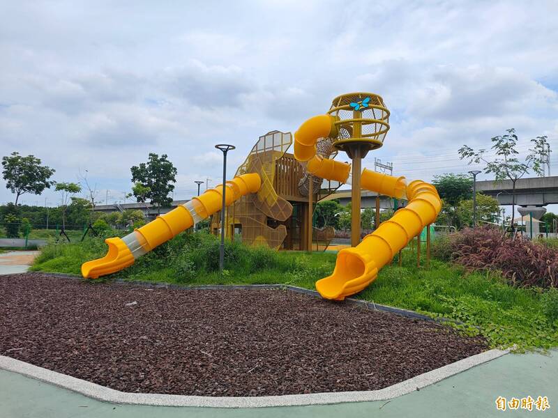 田中「熊趣米」公園面積約1.8公頃,設有高達6.7米的熊造型溜滑梯。(記者陳冠備攝) 田中「熊趣米」公園面積約1.8公頃,設有高達6.7米的熊造型溜滑梯。(記者陳冠備攝)