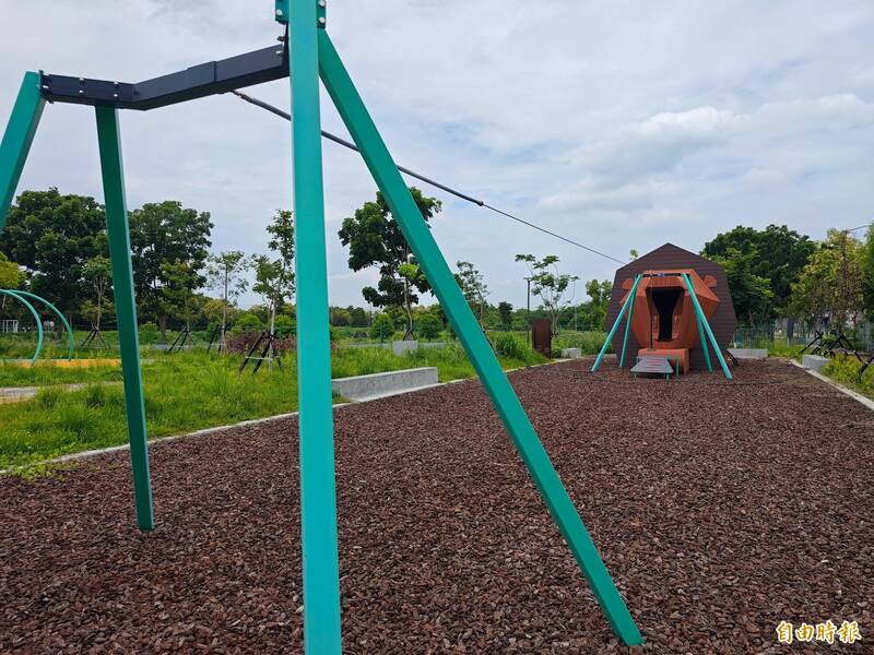 田中「熊趣米」公園設有獅子造型滑索區。(記者陳冠備攝) 田中「熊趣米」公園設有獅子造型滑索區。(記者陳冠備攝)