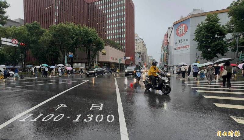北市中山北路2段與長春路口,今起實施行人專用時相。(記者董冠怡攝) 北市中山北路2段與長春路口,今起實施行人專用時相。(記者董冠怡攝)