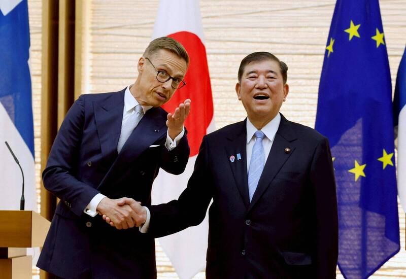 日本首相石破茂與芬蘭總統史塔布11日在東京會晤,發布聯合聲明提及,維護台海和平穩定對國際社會的安全與繁榮不可或缺,敦促兩岸問題和平解決。(路透) 日本首相石破茂與芬蘭總統史塔布11日在東京會晤,發布聯合聲明提及,維護台海和平穩定對國際社會的安全與繁榮不可或缺,敦促兩岸問題和平解決。(路透)