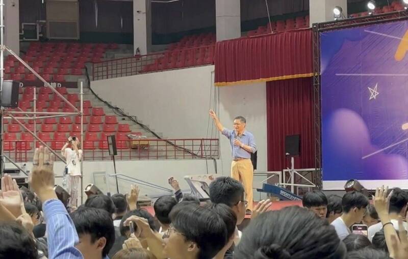 成大校長沈孟儒與學生們一起舉手唸誓約。(學生提供) 成大校長沈孟儒與學生們一起舉手唸誓約。(學生提供)