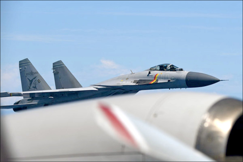 日本海上自衛隊的P-3C反潛機，7日和8日在太平洋上空飛行時，遭到中國航空母艦「山東號」艦載殲-15戰機近距離騷擾，最近時相距僅約45公尺。（法新社）