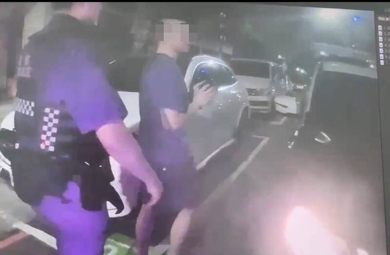 通缉男开车违规被警拦,心虚交出毒品。(民众提供) 通缉男开车违规被警拦,心虚交出毒品。(民众提供)