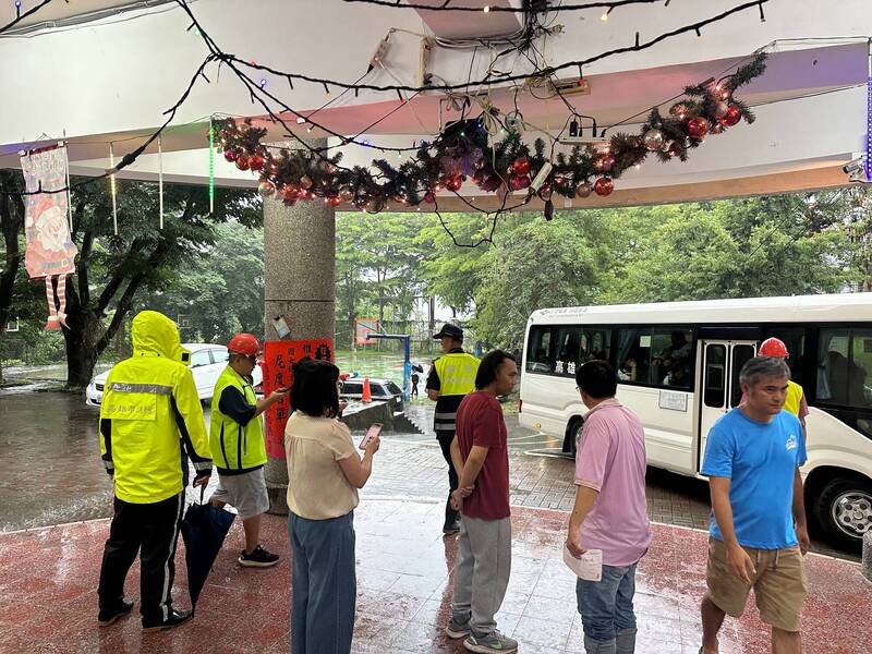 高雄市桃源區下大雨,民眾準備撤離。(高雄市民政局提供) 高雄市桃源區下大雨,民眾準備撤離。(高雄市民政局提供)