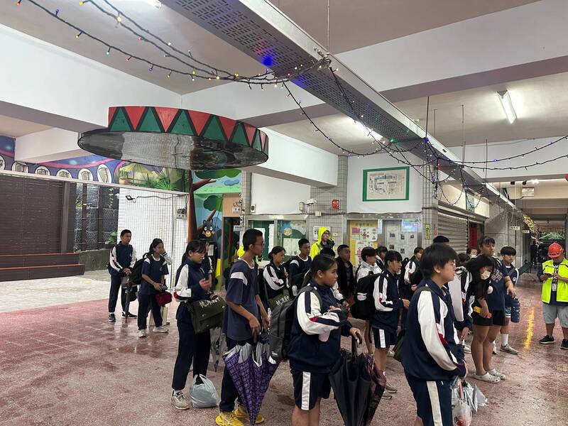 高雄市桃源區下大雨,學生準備撤離。(高雄市民政局提供) 高雄市桃源區下大雨,學生準備撤離。(高雄市民政局提供)