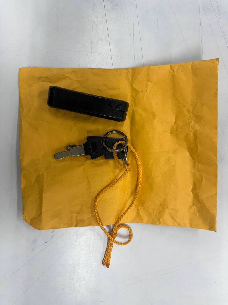 警方查扣被害人被抢的纸袋等证物,但5万元现金已经被蔡男花光。(记者张瑞桢翻摄) 警方查扣被害人被抢的纸袋等证物,但5万元现金已经被蔡男花光。(记者张瑞桢翻摄)