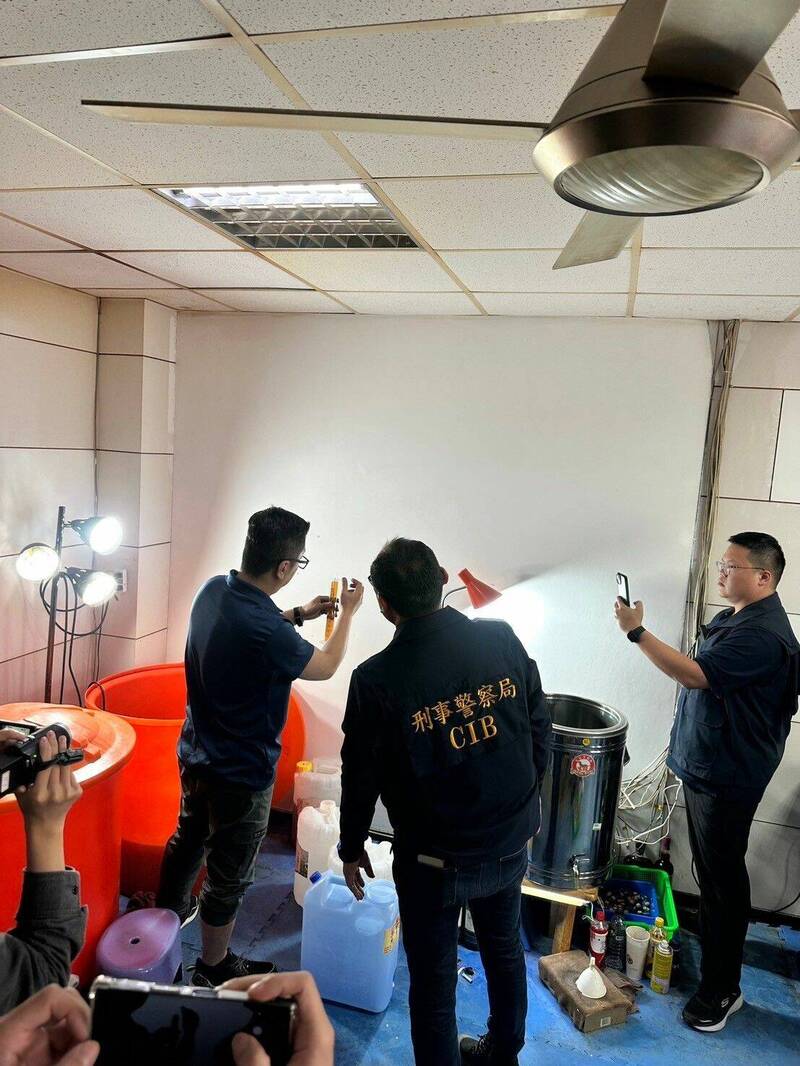 警方于地下伪酒厂内,发现用来调制假酒的桶子等工具。(中检提供) 警方于地下伪酒厂内,发现用来调制假酒的桶子等工具。(中检提供)